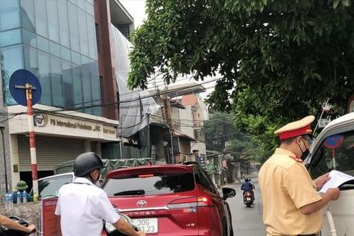 Quy định mới về giấy đi đường ở Hà Nội: Dân xếp hàng dài, chính quyền lúng túng