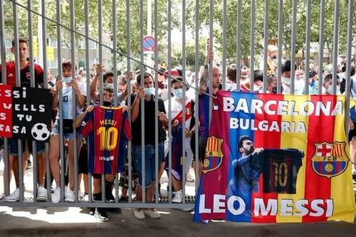 Lionel Mesi chơi trò ú tim, fan PSG lẫn Barca phát cuồng