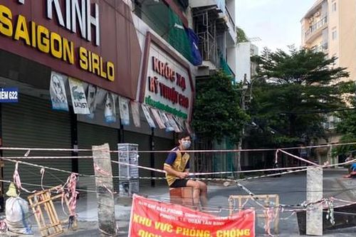 Muôn kiểu giăng dây chống dịch trước các con hẻm ở Sài Gòn