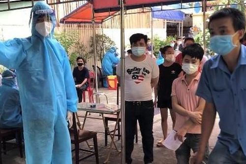 Bạn trẻ TPHCM xông pha tình nguyện chống dịch với nhiệt huyết tuổi trẻ