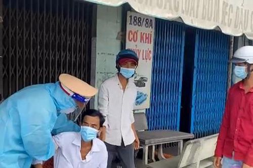 Con đến chốt kiểm soát khẩn cầu CSGT đưa bố bị nhồi máu cơ tim tới viện