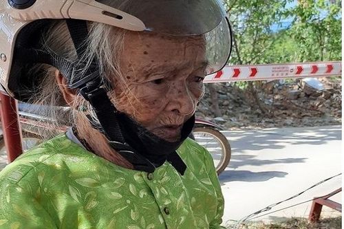 Cụ bà 84 tuổi mang tiền tiết kiệm ủng hộ chốt phòng chống dịch
