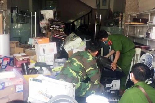 3 căn nhà của gia đình thượng tá biên phòng chứa hàng lậu: Khởi tố 2 bị can