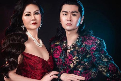Siêu mẫu Đình Quyền rực rỡ bên mẹ