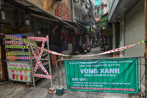 COVID-19: Chốt 'mọc' khắp nơi, phố cổ Hà Nội căng mình chống dịch