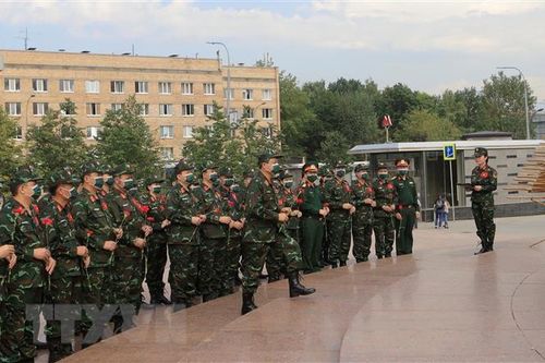 Đoàn QĐND Việt Nam dự Army Games dâng hoa tại tượng đài Bác Hồ