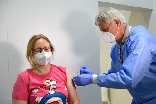 Đức cân nhắc tăng tốc xét nghiệm và tiêm phòng để tránh làn sóng mới