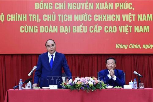Chủ tịch nước Nguyễn Xuân Phúc gặp đại diện cộng đồng và doanh nghiệp Việt Nam tại Lào