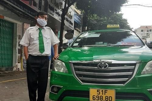 Hộ sinh thành công trên xe taxi giữa tâm dịch