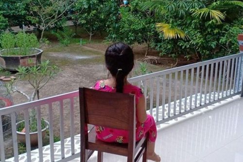 Bức ảnh chiến sĩ công an tranh thủ về thăm nhà nhưng chỉ đứng từ xa nhìn con gái gây xúc động