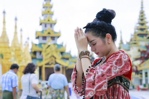 Thúy Nga gửi 200 triệu về Việt Nam làm từ thiện để cầu nguyện cho ca sĩ Kim Ngân