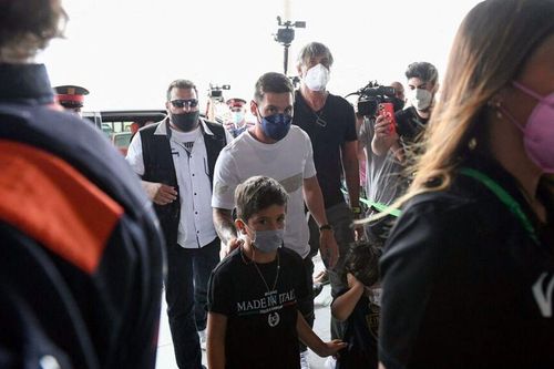 NÓNG: Messi rời nhà ở Barcelona, di chuyển ra sân bay chuẩn bị sang Paris ký hợp đồng