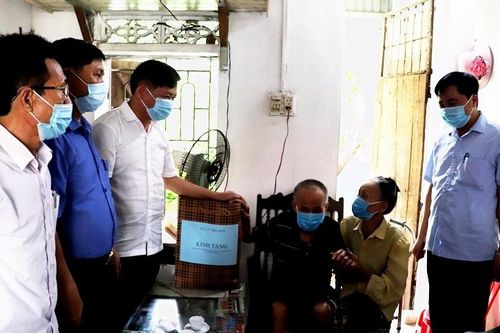 Thị xã Bỉm Sơn thăm, tặng quà cho nạn nhân chất độc da cam