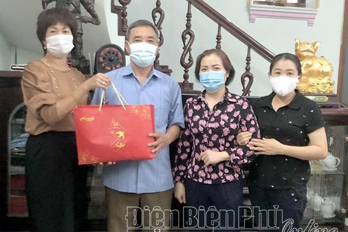 Trao tặng quà nạn nhân chất độc da cam