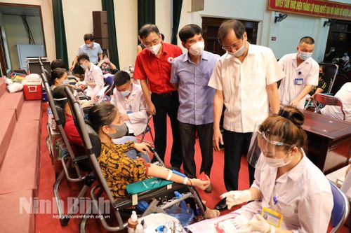 Hoa Lư tổ chức 'Hiến máu tình nguyện vì miền Nam thân yêu' và gửi tặng 15.000 kính chắn giọt bắn, chung tay phòng chống dịch COVID-19