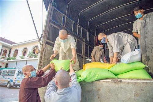 Tăng ni, phật tử Quảng Trị tiếp tục ủng hộ 15 tấn hàng hóa cho người dân Thành phố Hồ Chí Minh