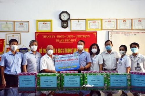 Y tế - Sức khỏe Tin tức y tế Tặng 50 triệu đồng cho đội ngũ y bác sĩ Trung tâm y tế TP. Huế