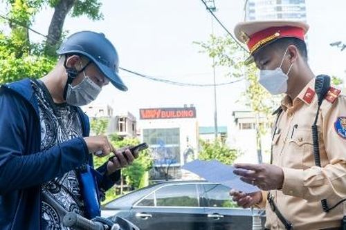 Kiểm soát giấy đi đường nhằm bảo đảm giãn cách xã hội thực chất