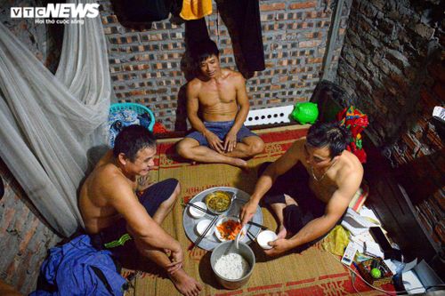 Phu bốc vác chợ đầu mối Long Biên kẹt giữa Thủ đô, dìu nhau qua mùa dịch