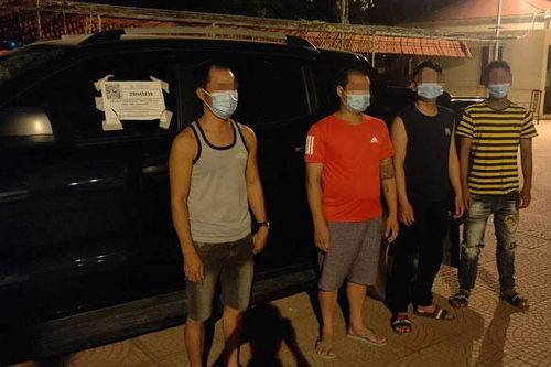 Đề xuất xử phạt 40 triệu đồng vụ xe ô tô bán tải chở người 'thông' chốt kiểm dịch