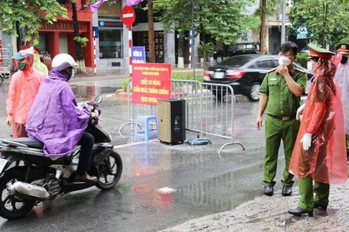 Giao thông Hà Nội thông thoáng, người dân chấp hành việc kiểm tra theo quy định