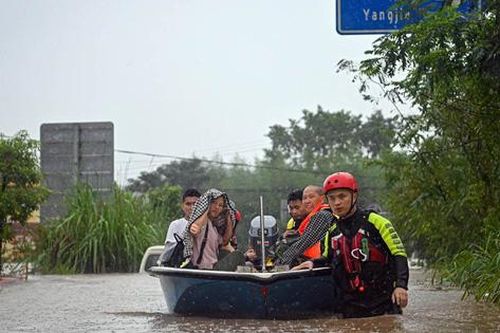 Mưa lớn tiếp tục đe dọa Trung Quốc, người dân lo sợ sẽ có thảm họa 'nghìn năm có một'