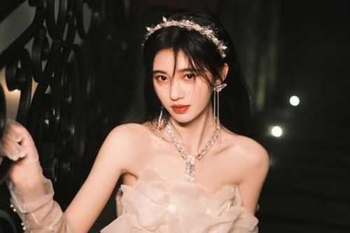 'Mỹ nữ 4000 năm' Cúc Tịnh Y liệu sẽ thành dĩ vãng khi có thêm 'Mỹ nữ 9000 năm có một'?