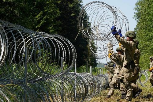Latvia đặt lệnh tình trạng khẩn cấp ở biên giới với Belarus