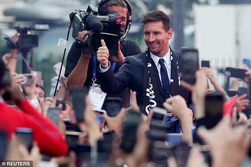 Xem Messi bị 'quây' giữa biển người ở Paris