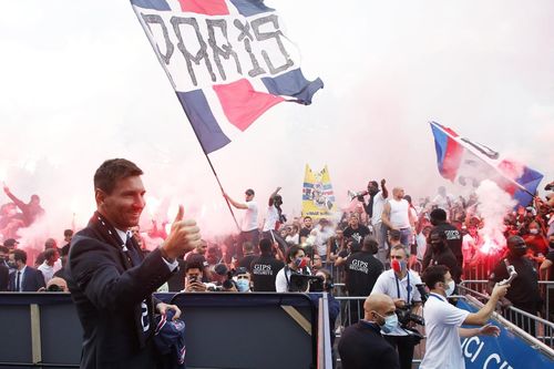 Cận cảnh fan cuồng PSG đốt pháo sáng chào đón Messi