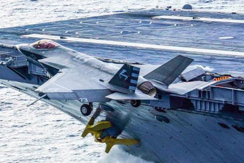 Siêu tiêm kích hạm tàng hình F-35C trượt đường băng, mắc kẹt ở màn tàu sân bay?