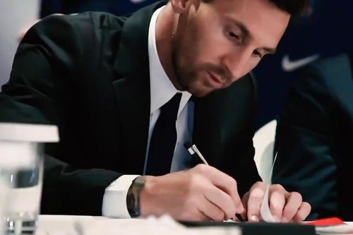 Khoảnh khắc Messi trở thành cầu thủ PSG