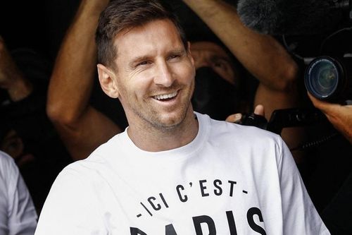 Messi đeo balo giá 3.800 USD khi đến Pháp