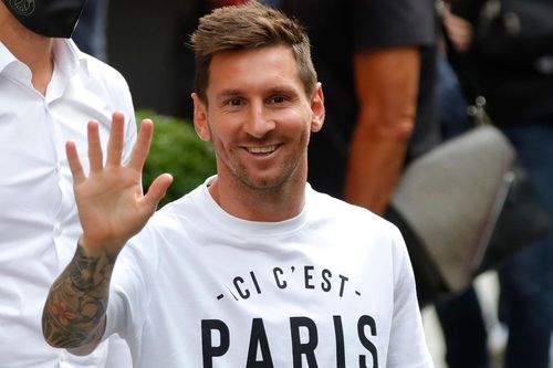 Messi được CĐV chào đón ở khách sạn