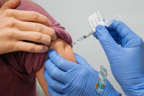 Bị tiêm nước muối, hàng nghìn người Đức chờ tiêm vaccine lại