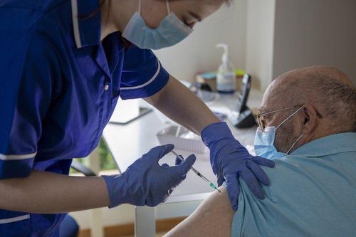 Giới khoa học Anh chỉ trích kế hoạch tiêm mũi vaccine Covid-19 thứ 3