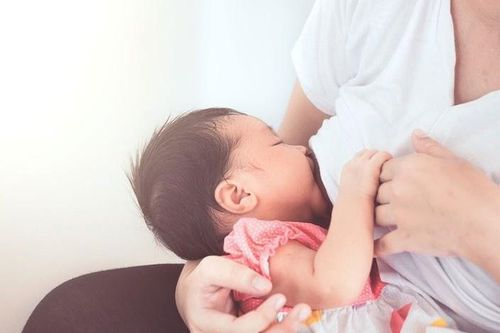 Lý do phụ nữ cho con bú nên được tiêm vaccine Covid-19