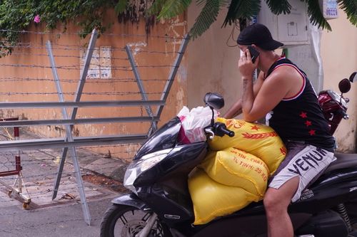 Ông Tây ở TP.HCM làm shipper 0 đồng