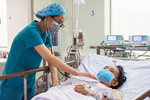 Cứu người phụ nữ có u nhầy nhĩ trái