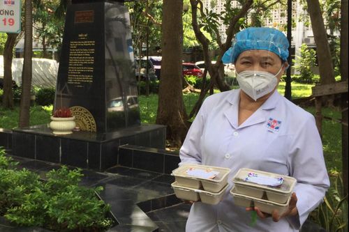 Học sinh TP.HCM viết thư tay, gửi lời cảm ơn các bác sĩ chống dịch