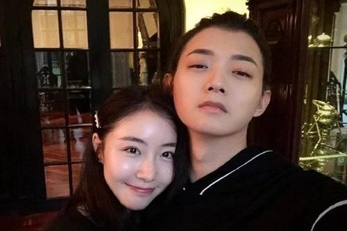 Ca sĩ Trung Quốc dọa tống tình cũ vào tù