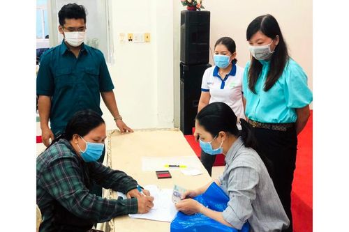 Giúp người bán vé số dạo vượt đại dịch