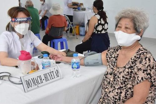 Những lưu ý với người trên 65 tuổi khi tiêm vaccine Covid-19