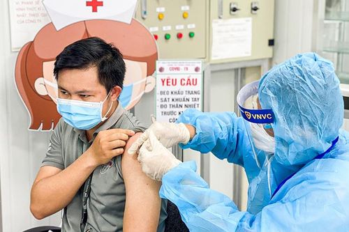 Bình Dương đẩy nhanh tốc độ tiêm chủng, kéo dài tiêm sau 18 giờ