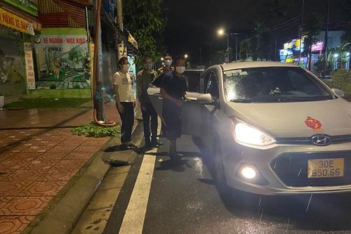 Lực lượng chốt kiểm soát dịch giúp người dân về quê chịu tang mẹ