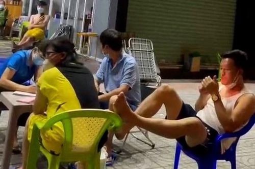 Phạt nhóm người vi phạm quy định phòng dịch, xúc phạm lực lượng thi hành công vụ