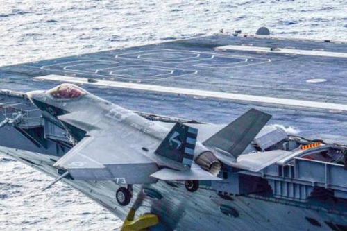 F-35C trượt đường băng, treo 'lủng lẳng' ở mạn tàu sân bay Eisenhower
