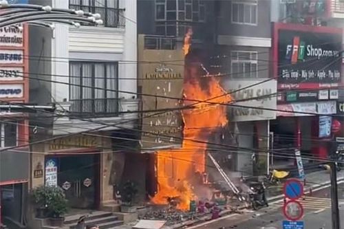 Cháy cửa hàng gas, có nhiều tiếng nổ kinh hoàng như bom