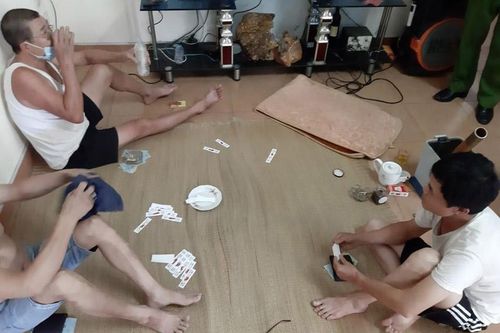 Hà Nội: Đánh bạc giữa mùa dịch, 5 đối tượng bị xử phạt 43 triệu đồng