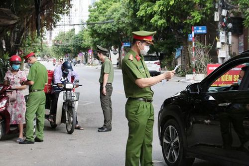Mua, bán 'giấy đi đường' từ hiệu cầm đồ để qua chốt kiểm soát, sẽ bị xử lý như thế nào?